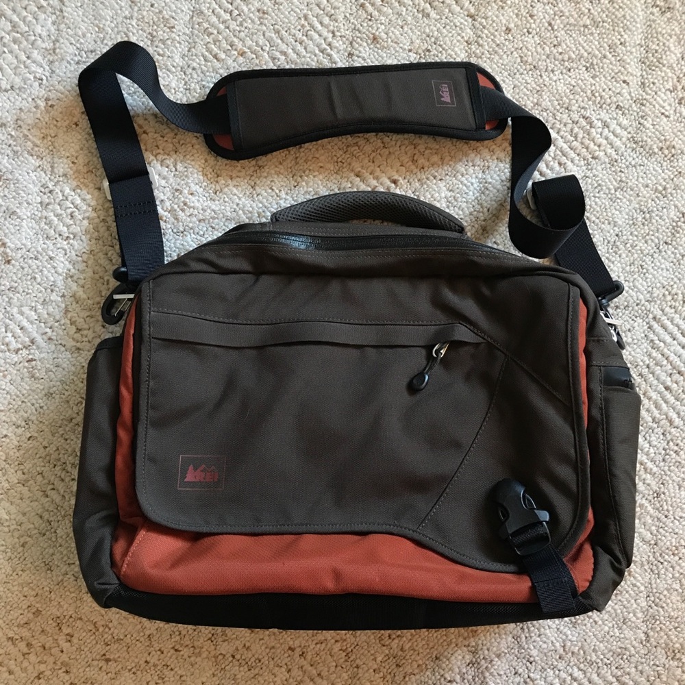 REI laptop messenger bag